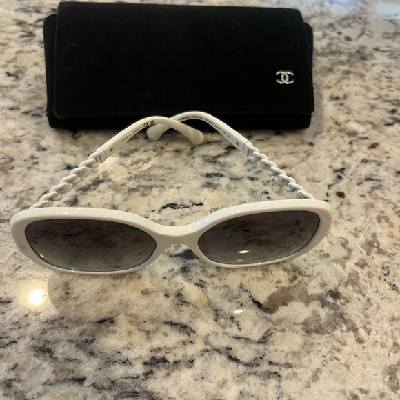 CHANEL Black and White Oversized Sunglasses - Picture 3 of 5